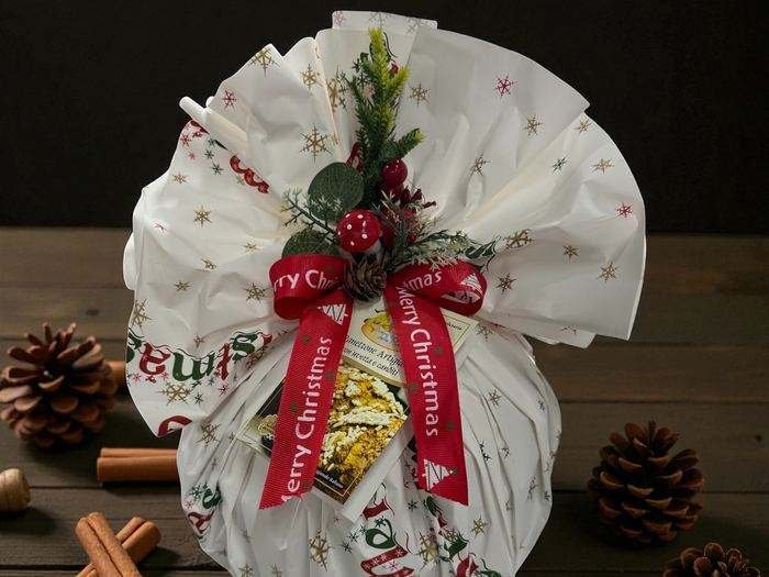 Panettone confezionato per Natale, decoro rosso e verde