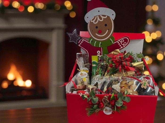 Cesto natalizio con torrone, panettone e biscotti artigianali