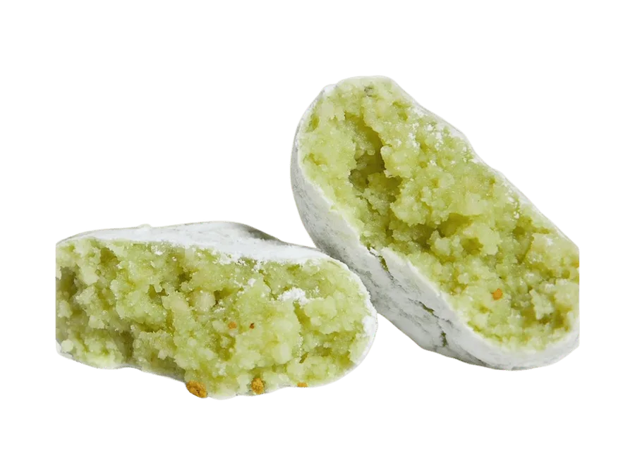 Biscotto di pasta di mandorla al pistacchio, tagliato a metà