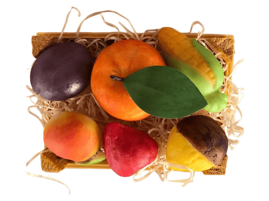 Frutta martorana, pasta di mandorle dipinta a mano a forma di frutta