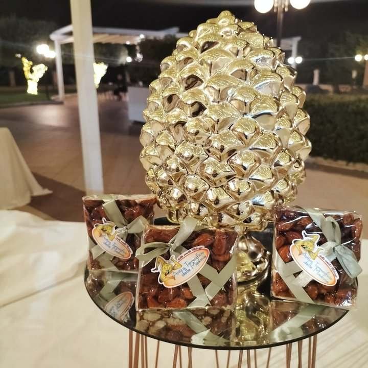 Bomboniere di croccante con pigna decorativa, allestimento per cerimonia
