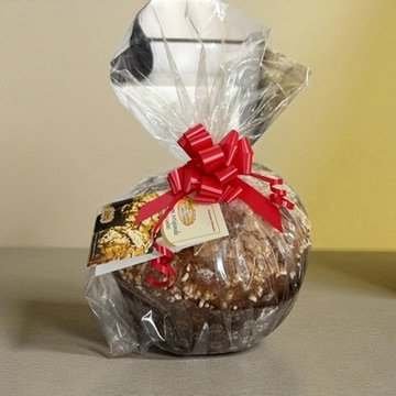 Panettone incartato con cellophane e fiocco rosso