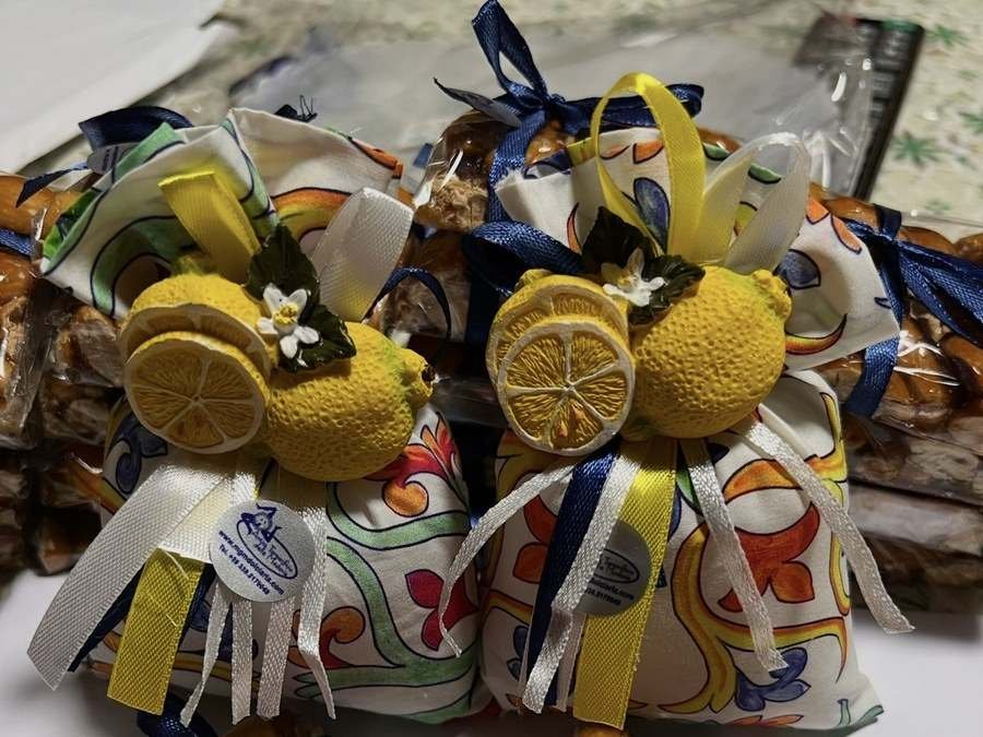 Sacchetti bomboniera con decoro ceramica siciliana e limoncini, confezione di croccante alle mandorle