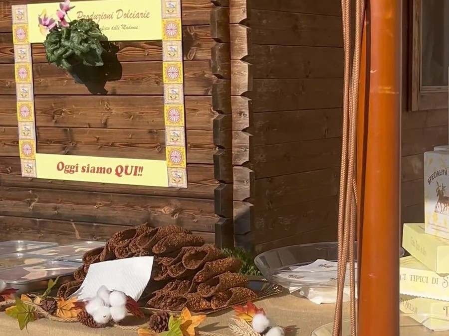 Croccante appena preparato ed esposto sul banco durante una fiera del territorio