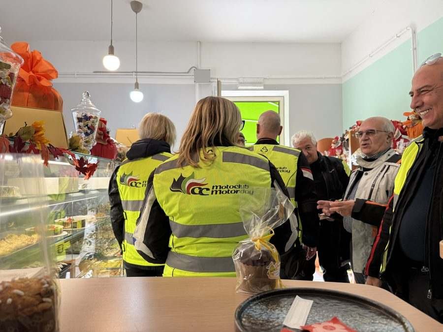 Gruppo di visitatori nel laboratorio durante una degustazione